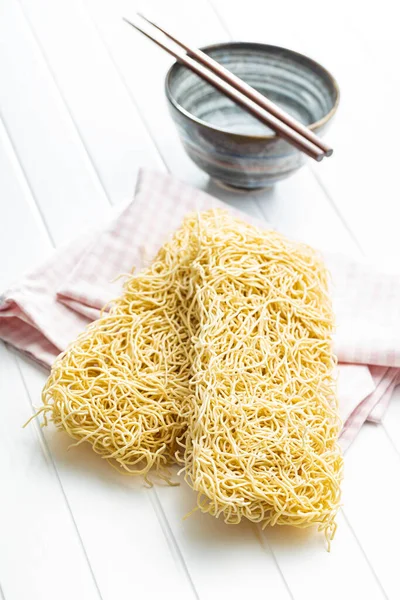 Fideos Instantáneos Fideos Chinos Sin Cocer Sobre Una Mesa Blanca — Foto de Stock