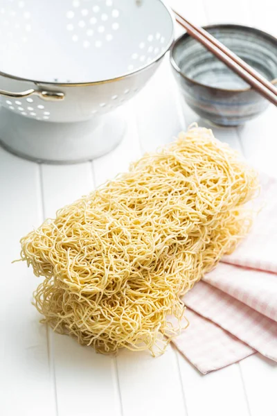 Fideos Instantáneos Fideos Chinos Sin Cocer Sobre Una Mesa Blanca —  Fotos de Stock