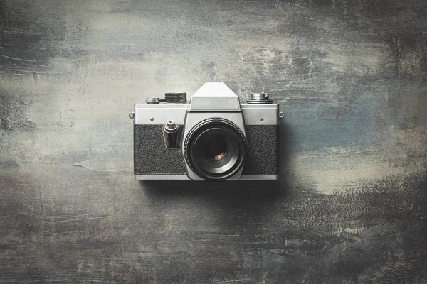 レトロなアナログカメラ グランジの背景にレンズとヴィンテージ古いスタイルのカメラ トップ表示 — ストック写真
