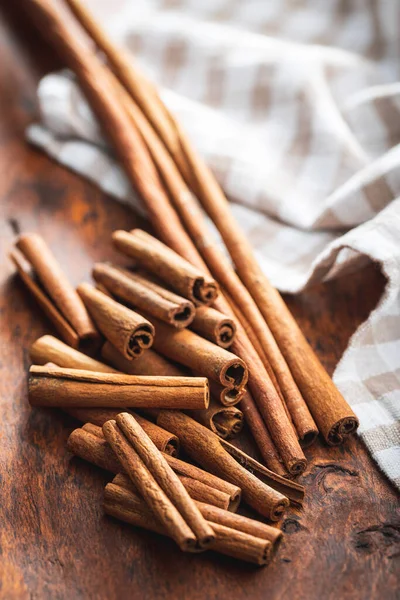 Bâtonnets Cannelle Secs Sur Une Table Bois Épice Cannelle — Photo