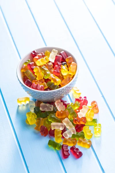 Gummibärchen Bonbons Bunte Süßigkeiten Auf Blauem Tisch — Stockfoto