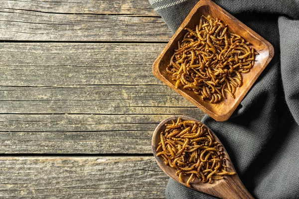 Gebratene Salzige Würmer Gebratene Mehlwürmer Auf Einem Holzlöffel Auf Einem — Stockfoto