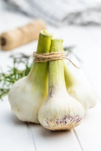 Hela Vitlökslöken Färsk Vit Vitlök Ett Vitt Bord — Stockfoto