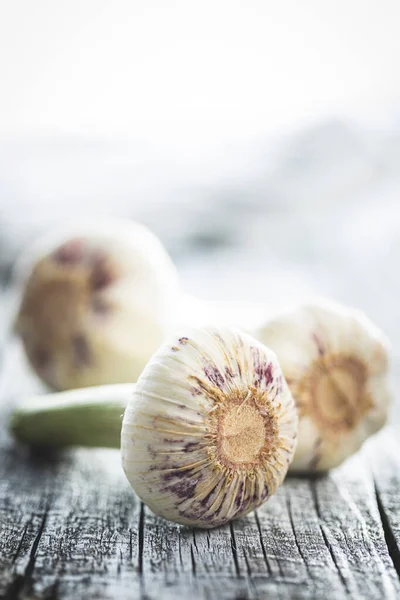 Een Hele Knoflookbol Frisse Witte Knoflook Een Houten Tafel — Stockfoto