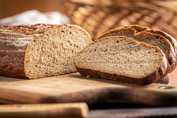 Brotscheiben Auf Einem Schneidebrett — Stockfoto