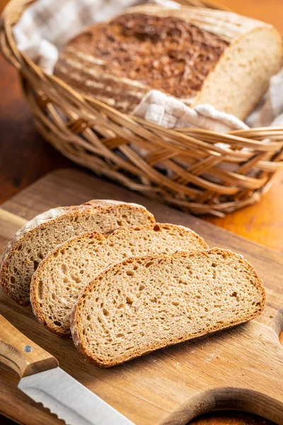 Pão Fatiado Uma Tábua Corte — Fotografia de Stock