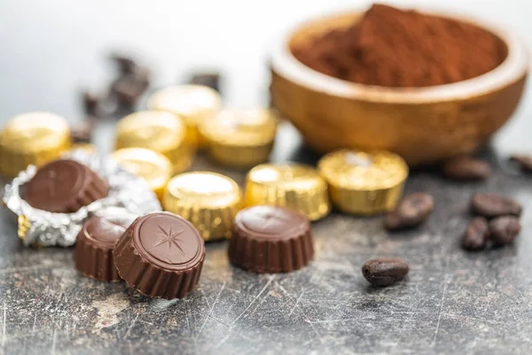 チョコレートのプラリネ キッチンテーブルの上で甘いチョコレートボンボンとココア豆 — ストック写真