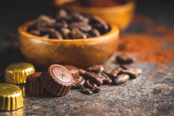 Chocolade Pralines Zoete Chocolade Bonbons Cacaobonen Keukentafel — Stockfoto