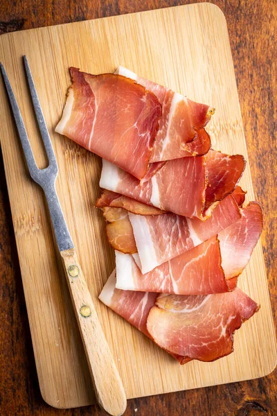 Jamón Schwarzwald Rodajas Jamón Jamón Jamón Seco Una Tabla Cortar — Foto de Stock