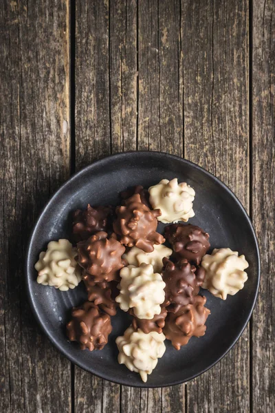 Truffes Chocolat Balayer Les Pralines Sur Une Table Bois Vue — Photo