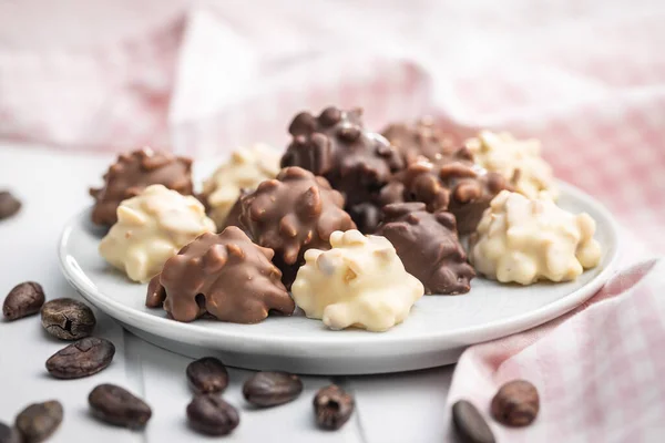 Chocolade Truffels Zoete Pralines Een Bord — Stockfoto