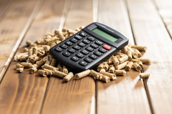 Drewniane Granulki Kalkulator Biopaliwo Drewnianym Stole Ekologiczne Paliwo Biomasy Odnawialne — Zdjęcie stockowe