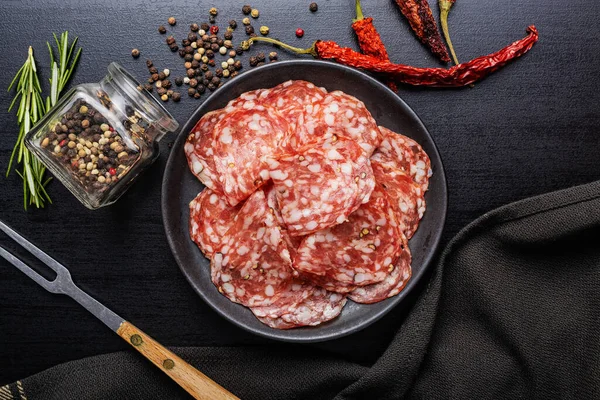 Saucisse Salami Italienne Tranchée Avec Poivre Sur Une Assiette Vue — Photo