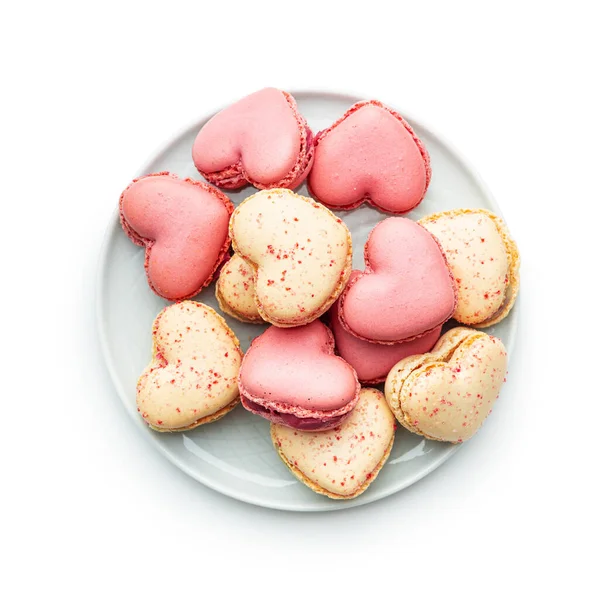Herzförmige Süße Macarons Auf Teller Isoliert Auf Weißem Hintergrund — Stockfoto