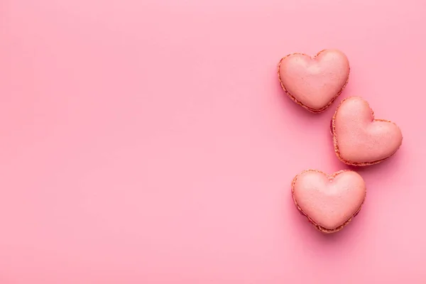 Herzförmige Süße Macarons Auf Rosa Hintergrund Ansicht Von Oben — Stockfoto
