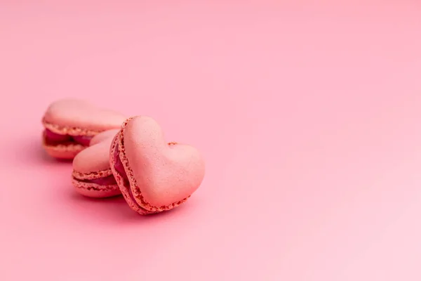 Słodkie Makarony Kształcie Serca Różowym Tle — Zdjęcie stockowe