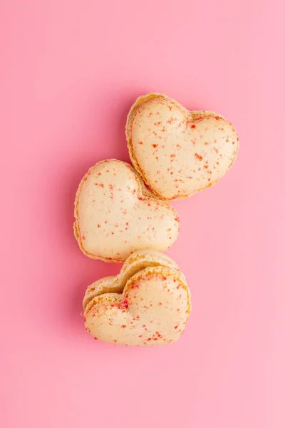 Herzförmige Süße Macarons Auf Rosa Hintergrund Ansicht Von Oben — Stockfoto