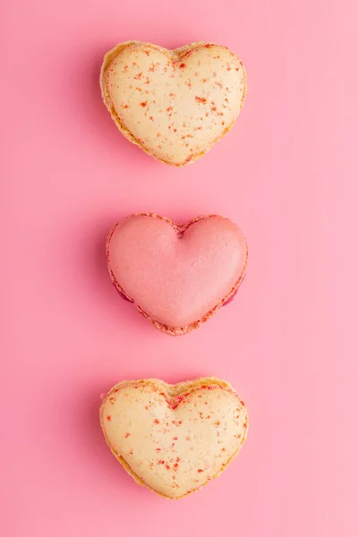 Herzförmige Süße Macarons Auf Rosa Hintergrund Ansicht Von Oben — Stockfoto