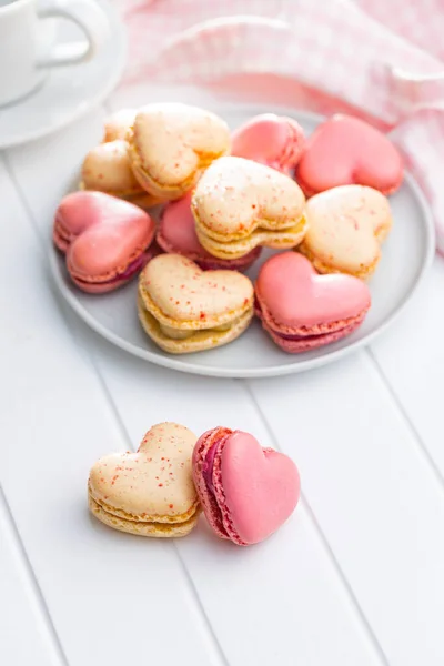 Macarons Doux Forme Coeur Sur Une Table Blanche — Photo