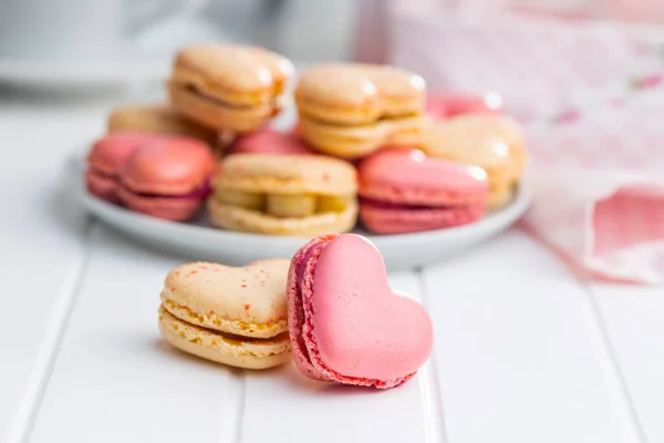 Macarons Doux Forme Coeur Sur Une Table Blanche — Photo