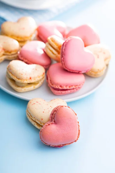 Macarons Doux Forme Coeur Sur Une Table Bleue — Photo