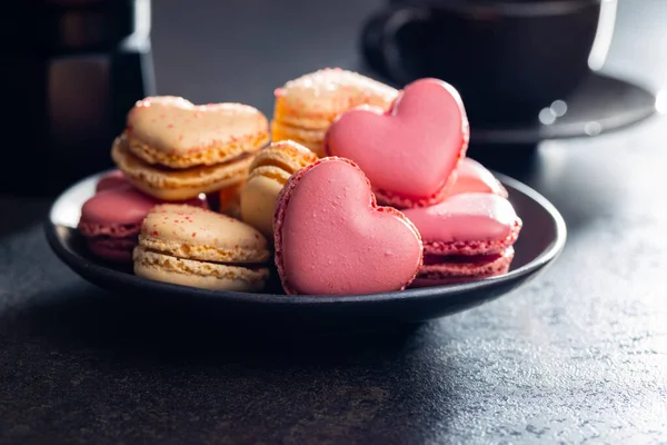 Macarons Sucrés Forme Coeur Sur Une Table Noire — Photo