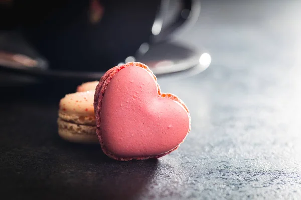 Macarons Sucrés Forme Coeur Sur Une Table Noire — Photo