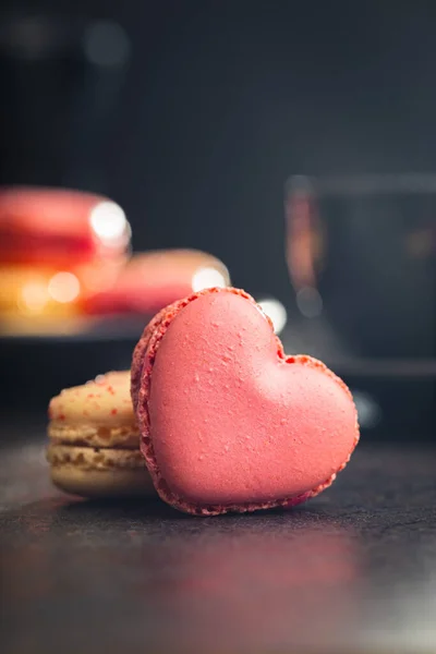 Macarons Sucrés Forme Coeur Sur Une Table Noire — Photo