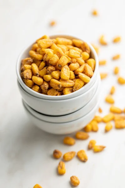 Gerösteter Gesalzener Mais Snack Schüssel Auf Weißem Tisch — Stockfoto