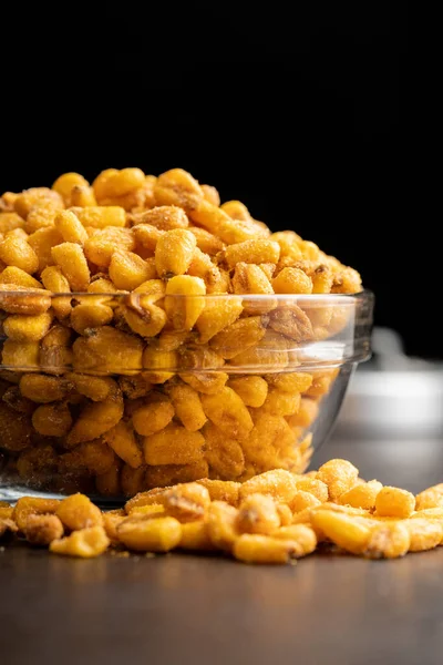 Pirított Sózott Kukorica Snack Tálban Egy Fekete Asztalon — Stock Fotó