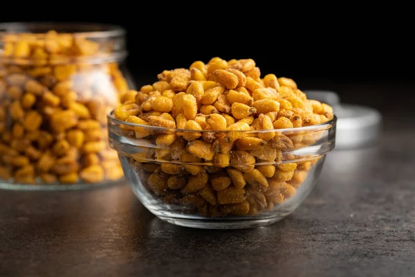 Gerösteter Gesalzener Mais Snack Schüssel Auf Schwarzem Tisch — Stockfoto