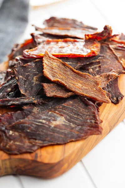 Viande Séchée Boeuf Viande Tranchée Séchée Sur Une Planche Découper — Photo