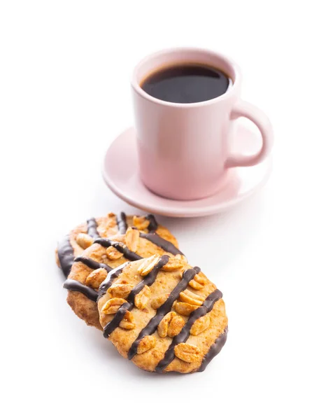 Chip Cookies Med Jordnötter Och Chokladremsor Och Kaffekopp Isolerad Vit — Stockfoto