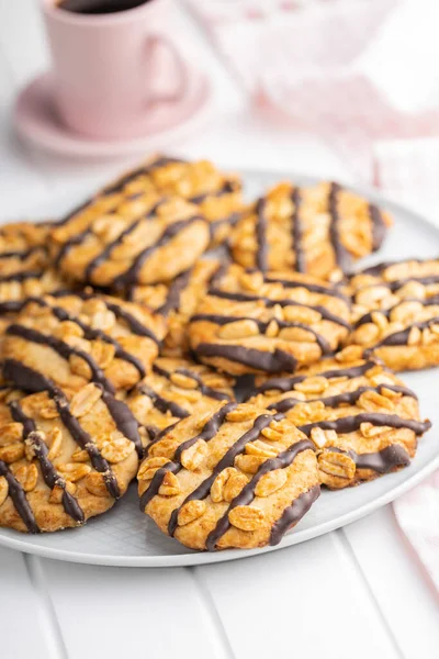 Biscoitos Batata Frita Com Amendoins Tiras Chocolate Uma Mesa Branca — Fotografia de Stock