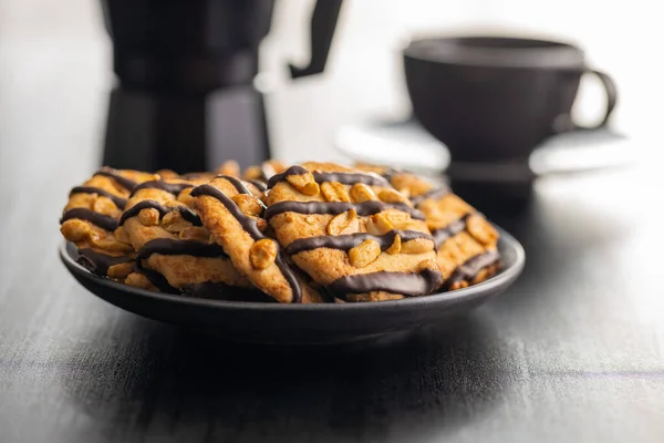 Chip Cookies Mit Erdnüssen Und Schokoladenstreifen Auf Einem Teller Auf — Stockfoto