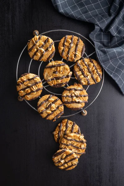 Biscuits Aux Pépites Arachides Bandes Chocolat Sur Une Table Noire — Photo