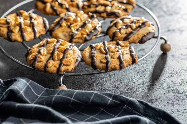 Chip Cookies Med Jordnötter Och Chokladremsor Ett Svart Bord — Stockfoto