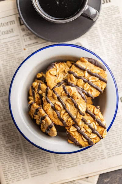 Chip Cookies Med Jordnötter Och Chokladremsor Skål Ovanifrån — Stockfoto