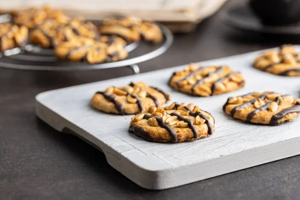 Chip Cookies Med Jordnötter Och Chokladremsor Vit Skärbräda — Stockfoto