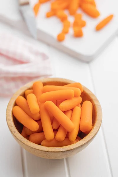 Bebé Zanahoria Vegetal Tazón Mini Zanahorias Anaranjadas Sobre Mesa Blanca — Foto de Stock