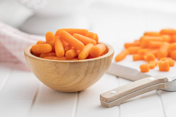 Bebé Zanahoria Vegetal Tazón Mini Zanahorias Anaranjadas Sobre Mesa Blanca — Foto de Stock