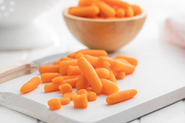 Bebé Zanahoria Vegetal Mini Zanahorias Anaranjadas Sobre Mesa Blanca — Foto de Stock