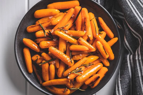 Zanahorias Bebé Asadas Con Sal Romero Plato Vista Superior — Foto de Stock