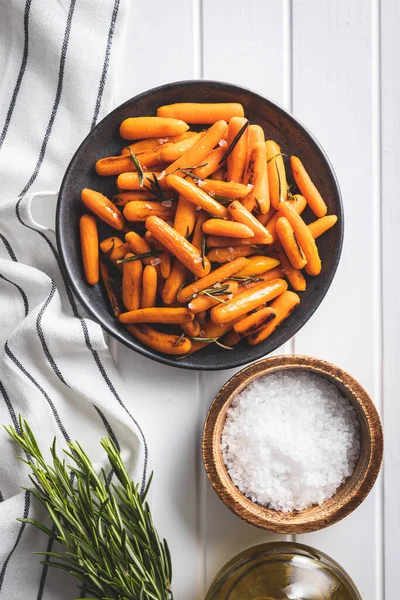 Roasted Baby Carrots Salt Rosemary Plate White Table Top View — Stock Photo, Image