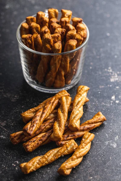 Salzbrezelstangen Gesalzene Cracker Auf Einem Schwarzen Tisch — Stockfoto