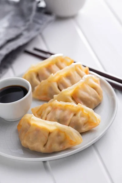 中国饺子和酱油放在盘子里 — 图库照片