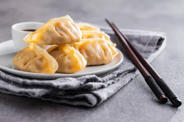 盘子里的中国饺子 — 图库照片