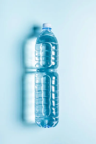 Plastic Water Bottle Blue Background Top View ロイヤリティフリーのストック画像
