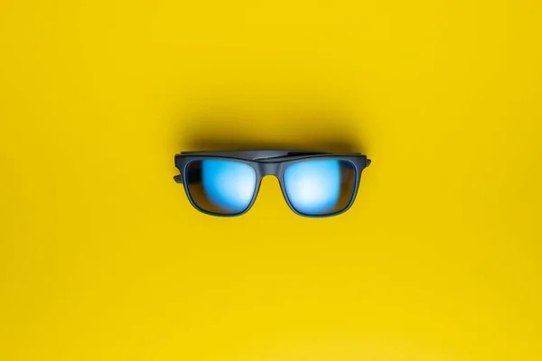 Fashion Sunglasses Yellow Background Top View — 图库照片