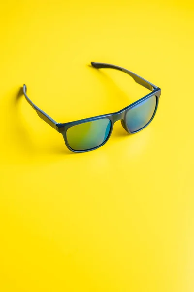 Sarı Arkaplanda Moda Güneş Gözlükleri — Stok fotoğraf